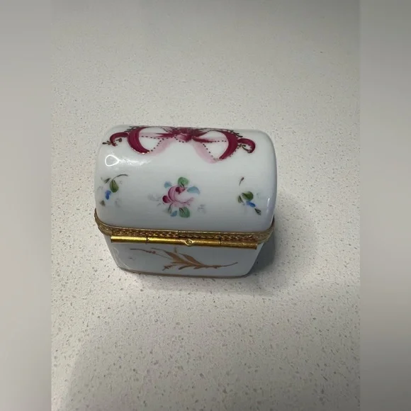 Antique Limoges France Hand Painted Flower Motif Porcelain Pill Trinket Box - Picture 2 of 7